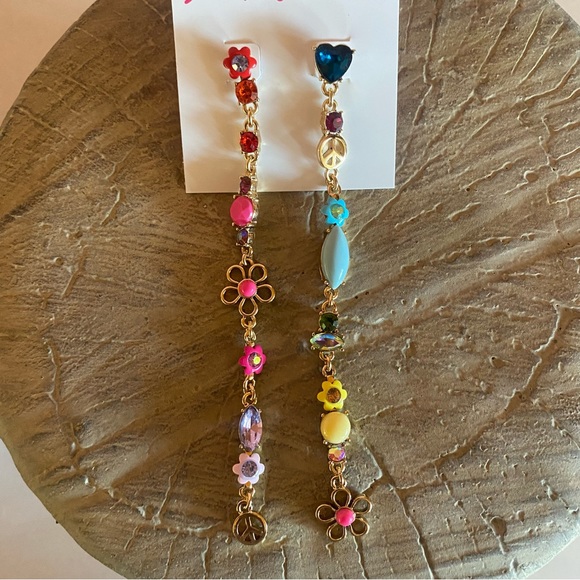 Betsey Johnson Peace Flower Daisy Multicolor Linear Mismatch Drop Earrings NWT - Picture 3 of 4
